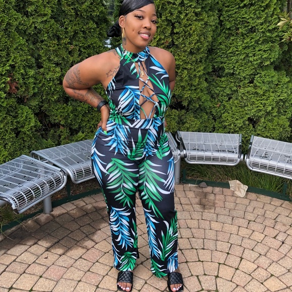 Tropical leaves jumpsuit size small black jumpsuit - Picture 4 of 6